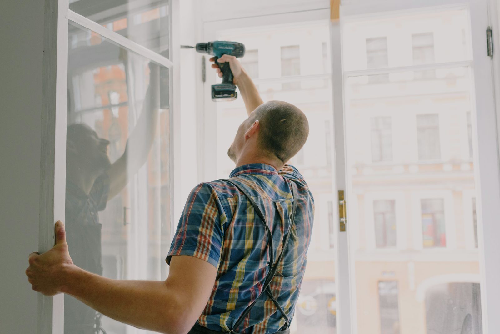 Handwerker bei Instandhaltungsarbeiten in einer Wohnung