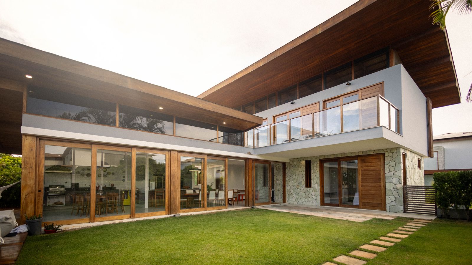 Modernes Einfamilienhaus mit Holz- und Glasfassade