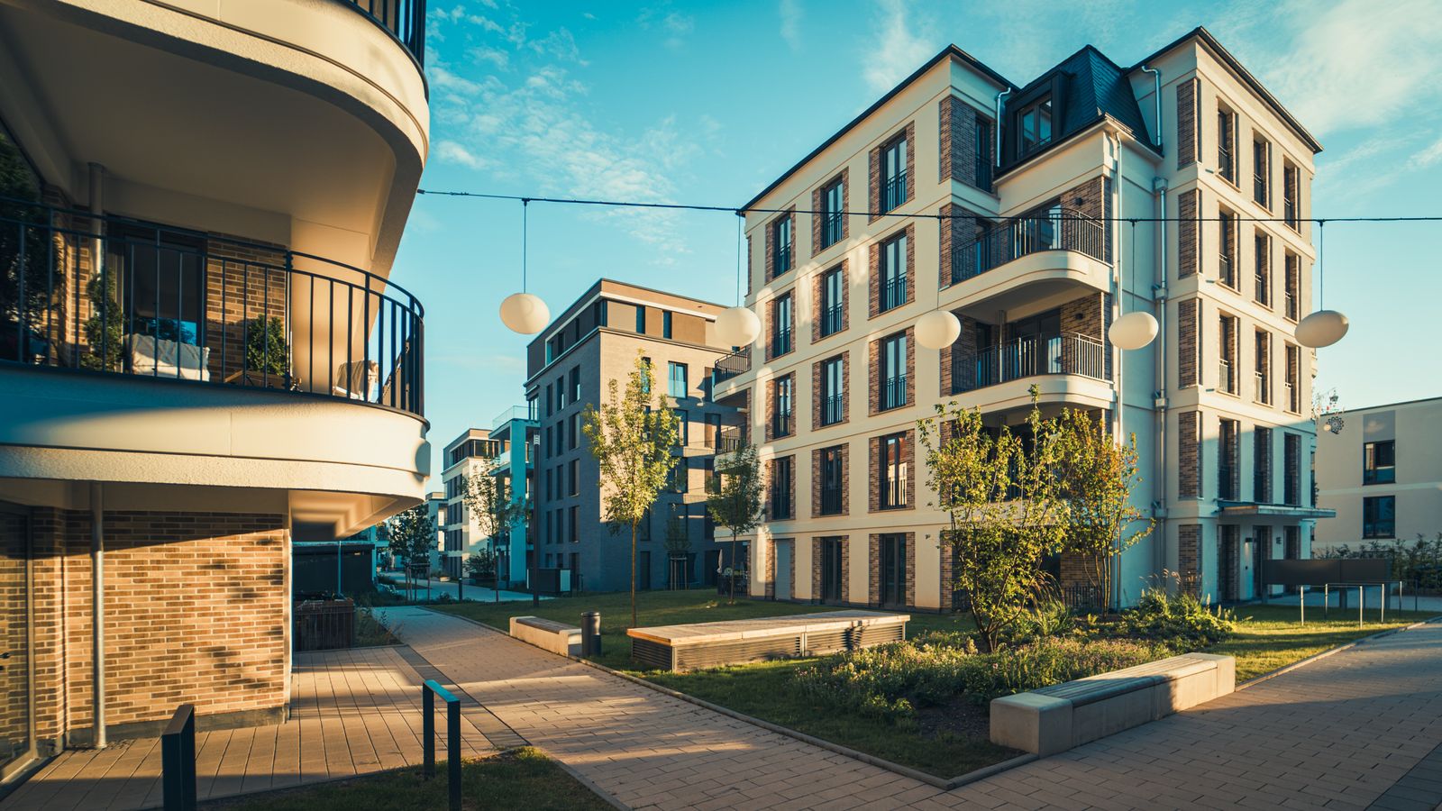 Modernes Mehrfamilienhaus mit Balkonen